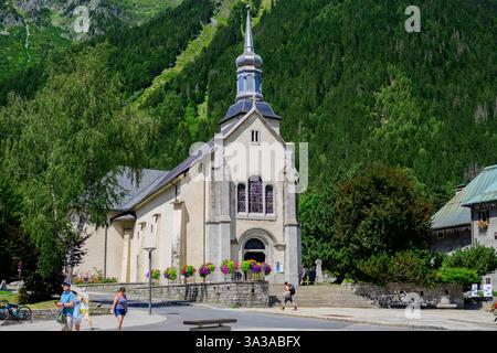 Chamonix-Mont-Blanc, France - 08.11.2024 : L'église catholique Saint Michel ou Michael à Chamonix Mont Blanc, France. Banque D'Images