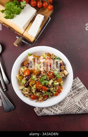 Salade de tomates Farro maison saine aux herbes et à la feta Banque D'Images