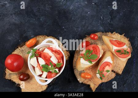 Caprese et toast bruschetta avec mozzarella, tomates cerises et basilic frais du jardin. Cuisine italienne traditionnelle, petit déjeuner naturel sain, chol Banque D'Images