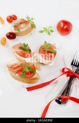 Caprese et toast bruschetta avec mozzarella, tomates cerises et basilic frais du jardin. Cuisine italienne traditionnelle, petit déjeuner naturel sain, chol Banque D'Images