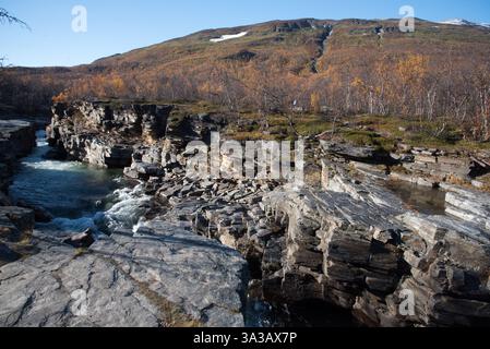 Le canyon de Abiskojåkka est une gorge dans le nord de la Suède dans le parc national Abisko où commence la randonnée bien connue de Kungsleden. Banque D'Images