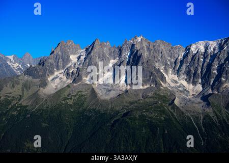 Trois sommets du massif du Mont Blanc, de gauche à droite : l'aiguille du Grépon (3482m), l'aiguille de Blaitière (3522m) et l'aiguille du Plan (3673)M. Banque D'Images