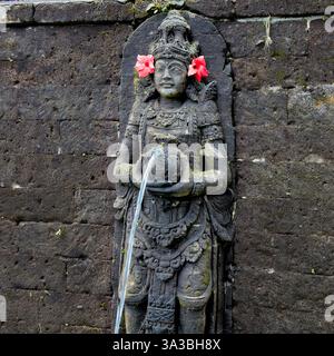 Statue de fontaine finement sculptée au temple de Saraswati (Pura Taman Saraswati), alias Ubud Water Palace. Ubud, Bali, Indonésie. Banque D'Images