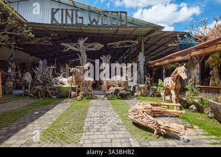 Grandes sculptures en bois devant King Wood, un atelier de menuiserie à Ubud, Bali, Indonésie. Banque D'Images
