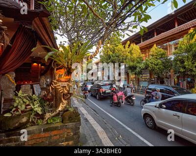 Trafic animé sur la rue Jalan Raya Ubud, la rue principale d'Ubud, Bali, Indonésie. Banque D'Images