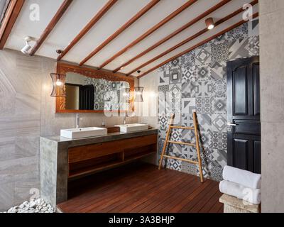 Vue intérieure de la salle de bain tropicale dans la chambre d'un hôtel haut de gamme. Bali, Indonésie. Banque D'Images