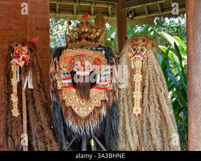 Masques Barong (au centre) et Rangda (à droite) pour la danse traditionnelle balinaise Barong exposés au temple Taman Ayun. District de Mengwi, Bali, Indonésie. Banque D'Images