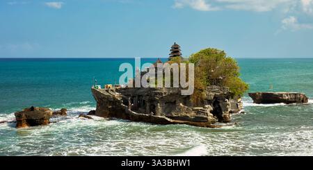 Vue panoramique sur l'emblématique temple de l'île de Tanah Lot. Bali, Indonésie. Banque D'Images