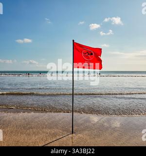 Drapeau rouge « No Swimming » sur la plage de Kuta. Bali, Indonésie. Banque D'Images