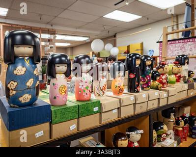 San Francisco, États-Unis - 13 mars 2025 : poupées colorées kokeshi artisanales, figures traditionnelles japonaises d'art folklorique en bois dans une boutique de souvenirs à Japantown Banque D'Images