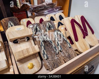 Sandales geta en bois, chaussures japonaises traditionnelles, disposées en rangées sur une étagère dans une boutique de souvenirs à Japantown, San Francisco, USA Banque D'Images