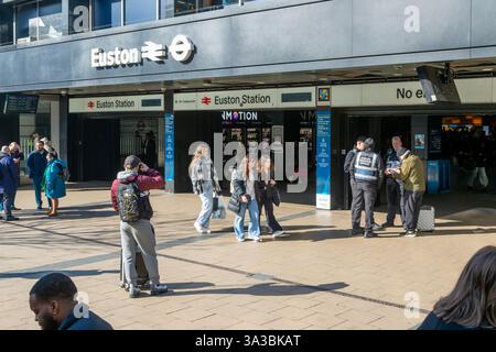 Personnes devant l'entrée de la gare ferroviaire principale Euston, Londres, Angleterre, Royaume-Uni Banque D'Images