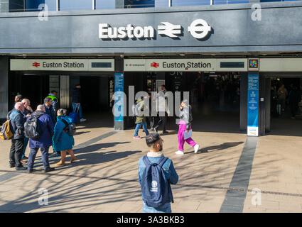 Personnes devant l'entrée de la gare ferroviaire principale Euston, Londres, Angleterre, Royaume-Uni Banque D'Images