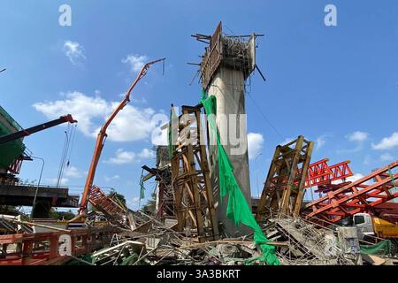 Bangkok. 15 mars 2025. Cette photo prise le 15 mars 2025 montre le site d'une poutre en béton effondrée d'un pont de voie express en construction à Bangkok, en Thaïlande. Au moins cinq personnes ont été tuées et quelque 24 autres blessées alors qu'une poutre en béton d'un pont de voie express en construction s'est effondrée à Bangkok, ont déclaré les autorités locales samedi. Crédit : Xinhua/Alamy Live News Banque D'Images