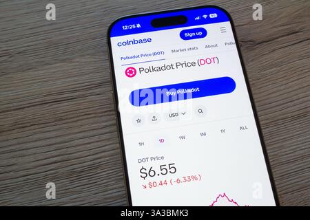 OSTRAVA, TCHÉQUIE - 19 JANVIER 2025 : écran de smartphone avec tableau des prix de la crypto-monnaie hyped Polkadot Banque D'Images