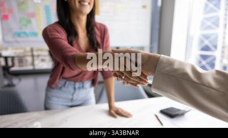 Poignée de main gros plan de deux femmes d'affaires qui se saluent Banque D'Images