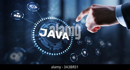 Homme d'affaires clique sur le concept d'application de langage de programmation Java sur l'écran virtuel. Banque D'Images