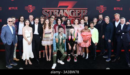 (FILE) le film le plus cher de Netflix, The Electric State, a coûté 320 millions de dollars, sorti le 14 mars 2025. Charlie Heaton, Maya Hawke, Natalia Dyer, Matt Duffer et Ross Duffer des frères Duffer, Gaten Matarazzo, Caleb McLaughlin, Winona Ryder, Millie Bobby Brown, Sadie Sink, Joe Keery, Finn Wolfhard, Noah Schnapp, David Harbour, Cary Elwes, Jake Busey et Ted Sarandos arrivent à la première mondiale de la saison 3 de « Stranger Things » de Netflix qui se tient au lycée Santa Monica le 28 juin 2019 à Santa Monica, Los Angeles, Californie, États-Unis. (Photo de Xavier Collin/image Press Agency) Banque D'Images