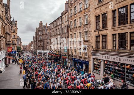 Glasgow, Royaume-Uni. 06 août 2023. Photo par Zac Williams/SWpix.com- 06/08/2023 - Championnats du monde de cyclisme UCI 2023, Elite Road Race masculine, Glasgow, Lanarkshire, Écosse - les coureurs montent le Royal Mile à Édimbourg. - PHOTO DU DOSSIER Re du 15/03/2025 - le Grand départ du Tour de France 2027 - le Grand départ du Tour de France 2027 aura lieu au Royaume-Uni en 2027 crédit : SWpix/Alamy Live News Banque D'Images