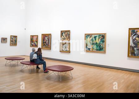 Art danois, vue de deux amies regardant des œuvres danoises du XXe siècle à l'intérieur du Statens Museum Kunst (la Galerie nationale), Copenhague Banque D'Images