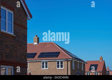 Gros plan sur le développement de nouveaux logements, y compris les panneaux d'énergie solaire sur le toit Banque D'Images