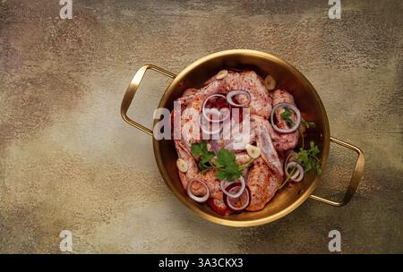 Ailes de poulet, dans une casserole en laiton, prêtes à cuire, griller ou cuire au four, dans une cuisine domestique, pas de gens Banque D'Images