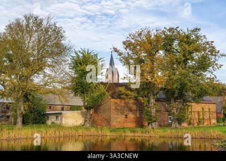 Étang de village, ferme et église à Oehna en automne, Niedergoersdorf, Flaeming, Brandebourg, Allemagne, Europe Banque D'Images