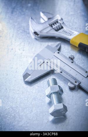 Boulon de clé réglable d'étrier de trammel et écrou sur le concept de construction de fond métallique rayé Banque D'Images