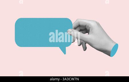 Main tenant une bulle de message pour une conversation sur les médias sociaux. Femme utilisant un appareil numérique intelligent pour toucher et partager des commentaires ou des citations. Moderne, créatif dia Banque D'Images