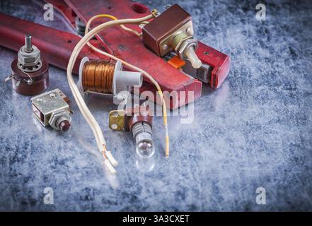 Pinces à dénuder à bascule porte-lampe transformateur vintage concept d'électricité Banque D'Images