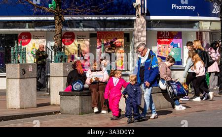 Dundee, Tayside, Écosse, Royaume-Uni. 15 mars 2025. Météo britannique : le soleil lumineux et chaud de mars a encouragé les gens à sortir dans le centre-ville de Dundee pour faire leur week-end shopping et profiter du merveilleux climat printanier. Crédit : Dundee Photographics/Alamy Live News Banque D'Images