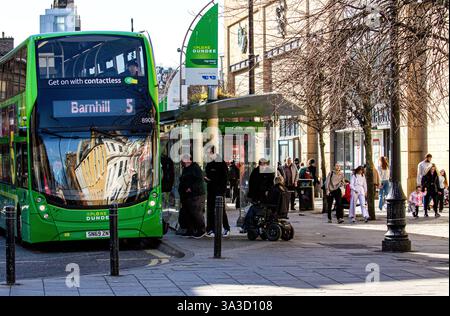 Dundee, Tayside, Écosse, Royaume-Uni. 15 mars 2025. Météo britannique : le soleil lumineux et chaud de mars a encouragé les gens à sortir dans le centre-ville de Dundee pour faire leur week-end shopping et profiter du merveilleux climat printanier. Crédit : Dundee Photographics/Alamy Live News Banque D'Images
