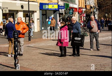 Dundee, Tayside, Écosse, Royaume-Uni. 15 mars 2025. Météo britannique : le soleil lumineux et chaud de mars a encouragé les gens à sortir dans le centre-ville de Dundee pour faire leur week-end shopping et profiter du merveilleux climat printanier. Crédit : Dundee Photographics/Alamy Live News Banque D'Images