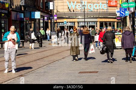 Dundee, Tayside, Écosse, Royaume-Uni. 15 mars 2025. Météo britannique : le soleil lumineux et chaud de mars a encouragé les gens à sortir dans le centre-ville de Dundee pour faire leur week-end shopping et profiter du merveilleux climat printanier. Crédit : Dundee Photographics/Alamy Live News Banque D'Images