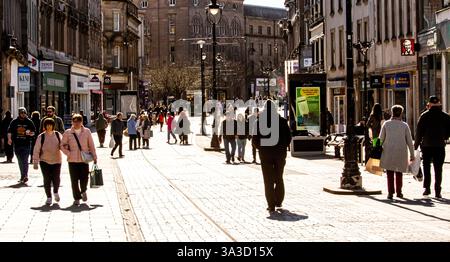 Dundee, Tayside, Écosse, Royaume-Uni. 15 mars 2025. Météo britannique : le soleil lumineux et chaud de mars a encouragé les gens à sortir dans le centre-ville de Dundee pour faire leur week-end shopping et profiter du merveilleux climat printanier. Crédit : Dundee Photographics/Alamy Live News Banque D'Images