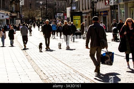 Dundee, Tayside, Écosse, Royaume-Uni. 15 mars 2025. Météo britannique : le soleil lumineux et chaud de mars a encouragé les gens à sortir dans le centre-ville de Dundee pour faire leur week-end shopping et profiter du merveilleux climat printanier. Crédit : Dundee Photographics/Alamy Live News Banque D'Images