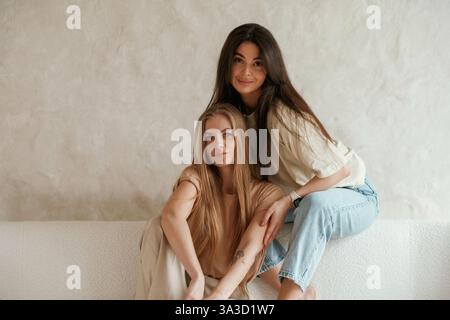 Meilleurs amis. Deux jeunes femmes heureuses sont à l'intérieur. Banque D'Images