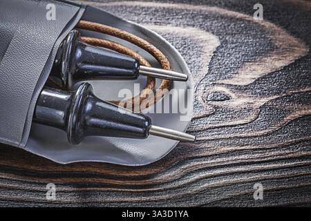 Testeur électrique vintage sur le concept d'électricité de panneau de bois Banque D'Images