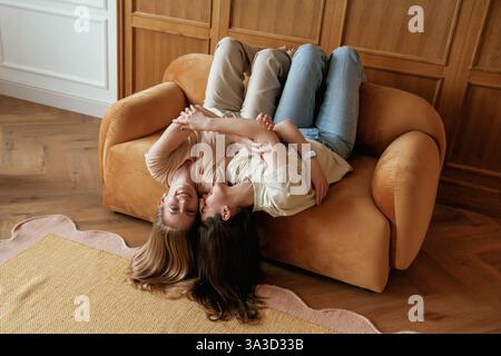 Meilleurs amis. Deux jeunes femmes heureuses sont à l'intérieur. Banque D'Images