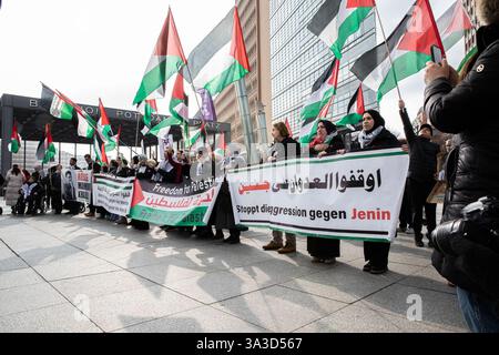 Berlin, Berlin, Allemagne. 15 mars 2025. Des manifestants pro-palestiniens se sont rassemblés sur Potsdamer Platz dans le centre de Berlin le samedi 15 mars 2025, agitant des drapeaux palestiniens et portant des keffiyehs traditionnels pour exiger la libération immédiate de Mahmoud Khalil, un activiste palestinien détenu par les autorités américaines de l'immigration. La manifestation, organisée en solidarité avec les anciens étudiants de l'Université Columbia, a mis en évidence l'indignation internationale croissante à propos de son arrestation et de sa détention continue. La manifestation comportait un discours de Cameron Jones, étudiant et militant de l'Université Columbia, qui a appelé à la mise en œuvre immédiate de Khalil Banque D'Images