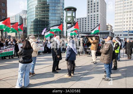 Berlin, Berlin, Allemagne. 15 mars 2025. Des manifestants pro-palestiniens se sont rassemblés sur Potsdamer Platz dans le centre de Berlin le samedi 15 mars 2025, agitant des drapeaux palestiniens et portant des keffiyehs traditionnels pour exiger la libération immédiate de Mahmoud Khalil, un activiste palestinien détenu par les autorités américaines de l'immigration. La manifestation, organisée en solidarité avec les anciens étudiants de l'Université Columbia, a mis en évidence l'indignation internationale croissante à propos de son arrestation et de sa détention continue. La manifestation comportait un discours de Cameron Jones, étudiant et militant de l'Université Columbia, qui a appelé à la mise en œuvre immédiate de Khalil Banque D'Images