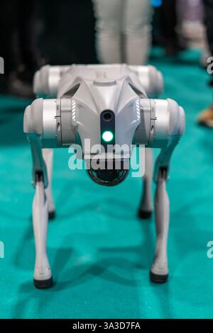 Chien robot militaire gris lors d'une démonstration avec un fond vert Banque D'Images