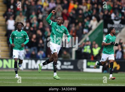 Mustapha Bundu de Plymouth Argyle célèbre avoir marqué le premier but de son équipe lors du Sky Bet Championship match à Home Park, Plymouth. Date de la photo : samedi 15 mars 2025. Banque D'Images