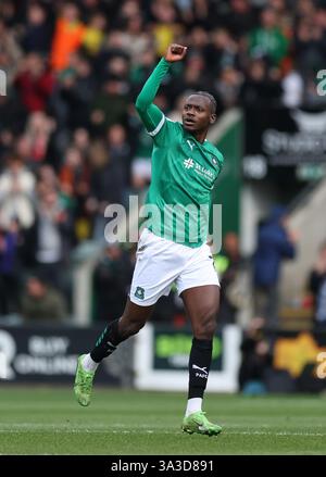 Mustapha Bundu de Plymouth Argyle célèbre avoir marqué le premier but de son équipe lors du Sky Bet Championship match à Home Park, Plymouth. Date de la photo : samedi 15 mars 2025. Banque D'Images