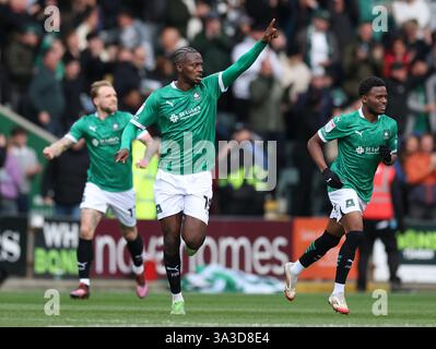 Mustapha Bundu de Plymouth Argyle célèbre avoir marqué le premier but de son équipe lors du Sky Bet Championship match à Home Park, Plymouth. Date de la photo : samedi 15 mars 2025. Banque D'Images