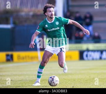 Yeovil, Somerset, Royaume-Uni. 15 mars 2025. Dominic Barnard de Yeovil Town et pendant le match de Ligue nationale au stade Huish Park, Yeovil photo de Martin Edwards/Alamy Live News 07880 707878 crédit : Martin Edwards/Alamy Live News Banque D'Images