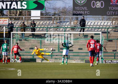 Yeovil, Somerset, Royaume-Uni. 15 mars 2025. Ollie Pearce, de York City, pénalise devant le gardien de Yeovil, Aidan Stone, lors du match de Ligue nationale au stade Huish Park, Yeovil photo de Martin Edwards/Alamy Live News 07880 707878 crédit : Martin Edwards/Alamy Live News Banque D'Images