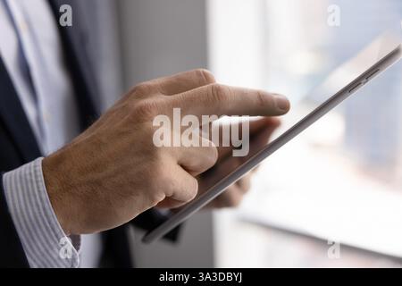 Vue latérale gros plan du pavé numérique dans l'homme d'affaires Banque D'Images