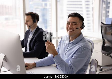 Positif asiatique de centre de support client opérateur homme professionnel portrait Banque D'Images