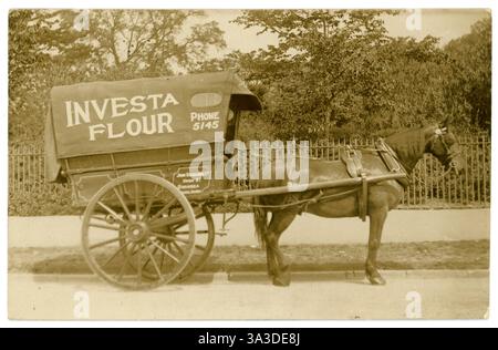 Original 1950's Era livraison notification carte postale pour cheval tiré vintage wagon de livraison / cart - signalisation sur le chariot est John Richards Ltd, Union nouveaux Swansea. Annonce Investa Flour sur le côté. La carte postale datée du 21 septembre 1951 a été postée à un épicier de Llandovery, pays de Galles, l'informant d'une livraison. ROYAUME-UNI Banque D'Images